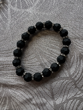 Armbnd med mat sorte perler &amp; glitter mellemrumstykker