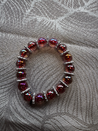 Armbnd med rde glas glimmer kugler samt mellemrumstykker glitter