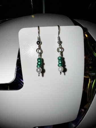 reringe i slv med sm grnne perler &amp; hvide perler