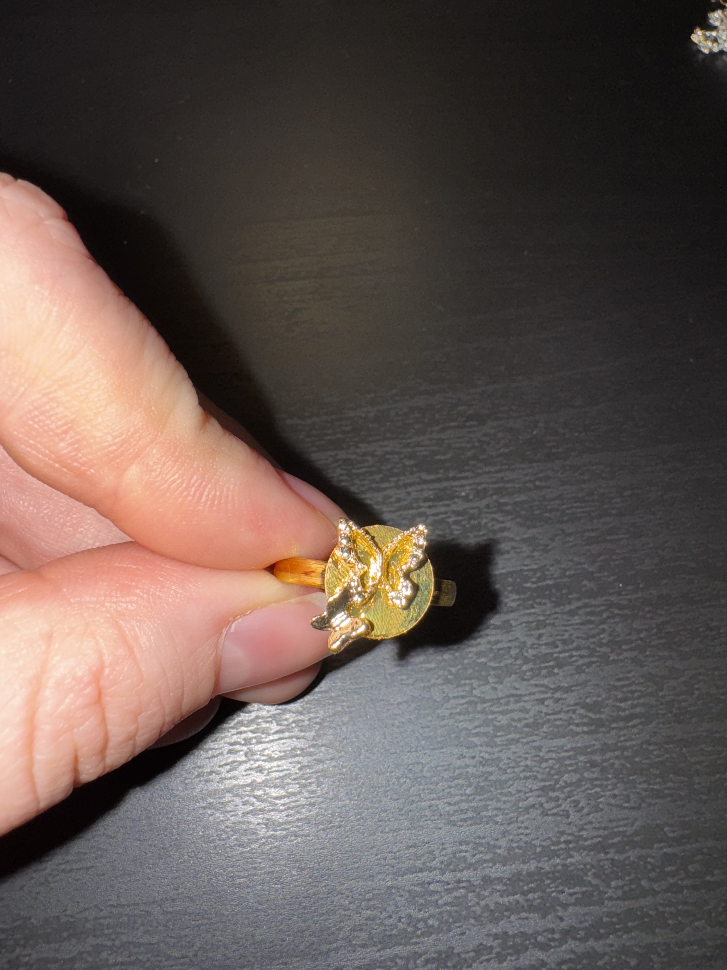 Ring med to stk sommerfugle i guld 