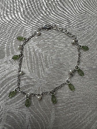 Armbnd med grnne blade &amp; hvide perler