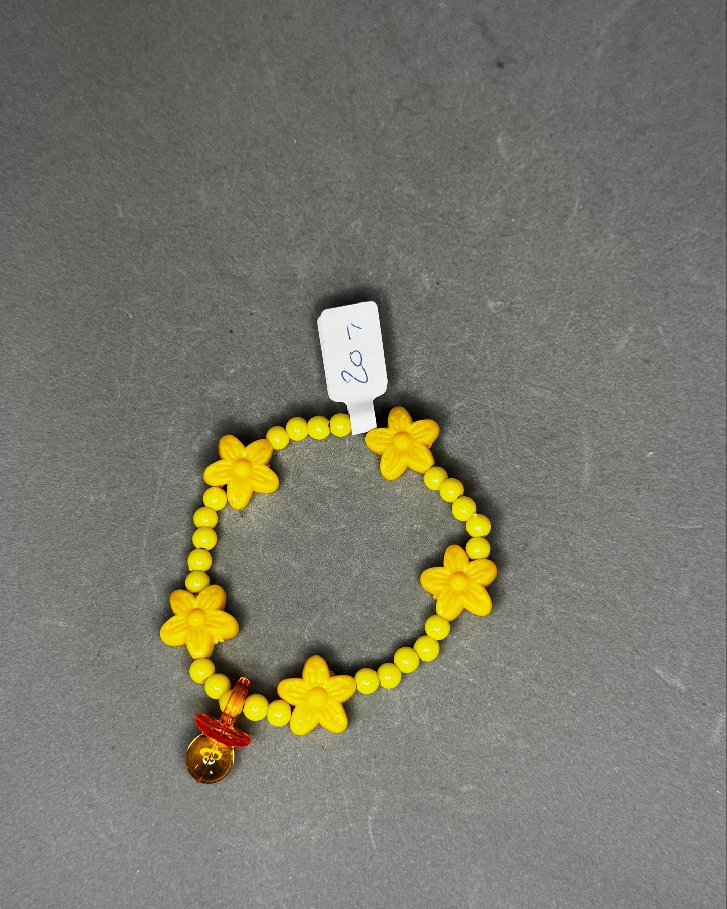 Armbnd med gule blomster &amp; sm perler og sut