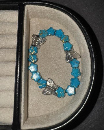 Armbnd med bl&guld perler &amp; slv sommerfugle