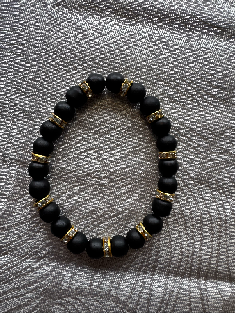 Armbnd med mat sorte glas kugler &amp; guld mellemsumsstykker glitter