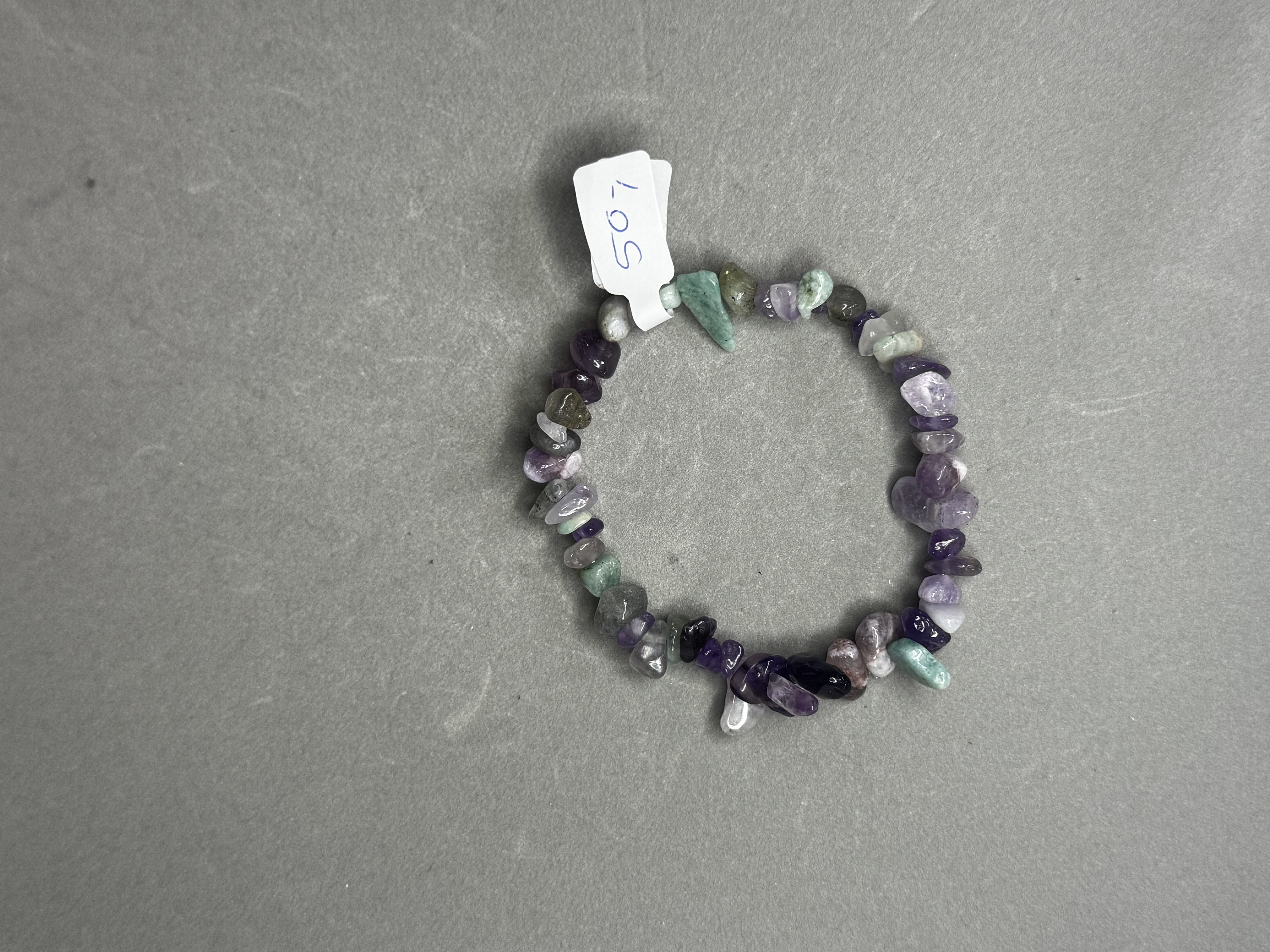 Armbnd med forskellige farver sten 
