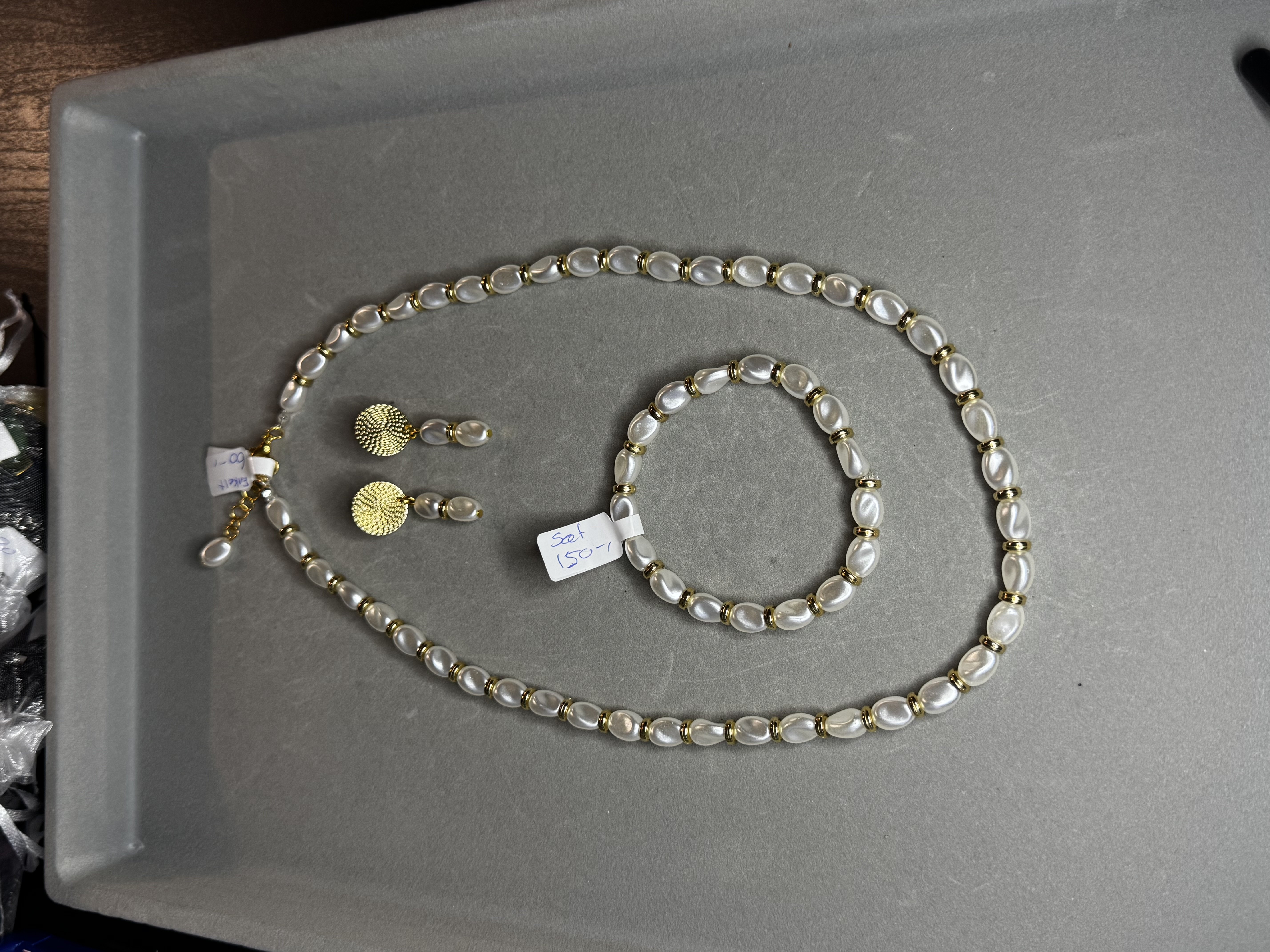 Smykke st i guld med hvide perler